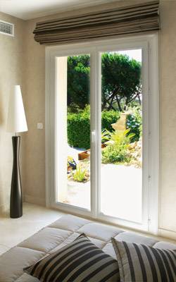 Pose d'une porte fenêtre en PVC en rénovation à Aix en Provence