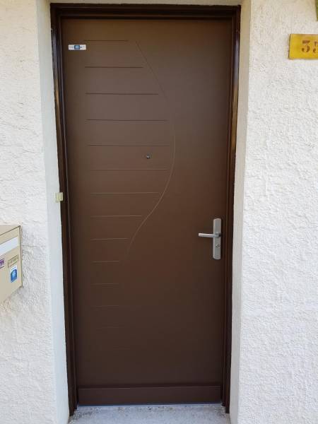 Pose d'une porte blindée de villa à Aix en Provence